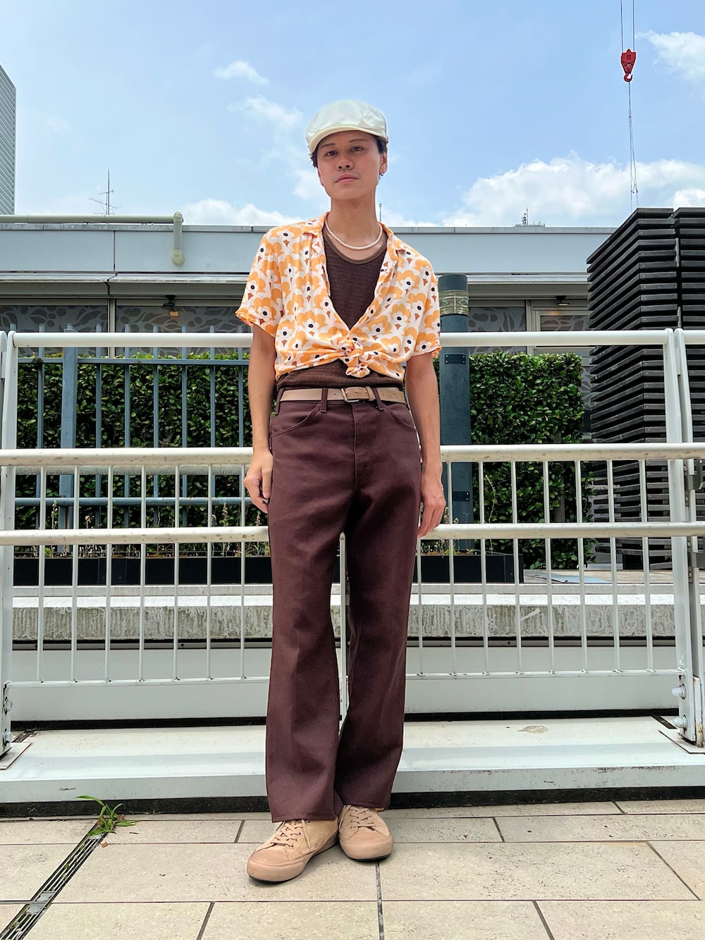 ホワイト系のハンチング/ベレー帽を着用したメンズの夏コーディネートの1枚目の写真