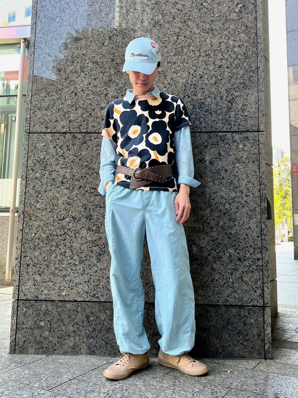 ブラック系のキャップ、ブラック系のキャップ、ブルー系のキャップを着用したメンズの春コーディネートの1枚目の写真