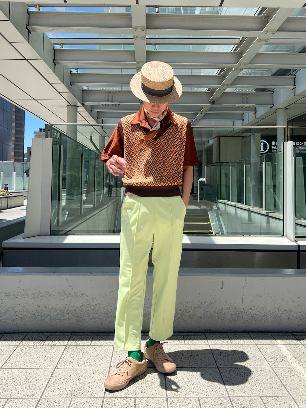 ベージュ系のハットを着用したメンズの夏コーディネートの1枚目の写真