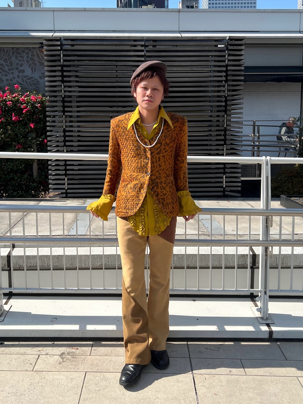 ブラウン系のハンチング/ベレー帽を着用したメンズの冬コーディネートの1枚目の写真