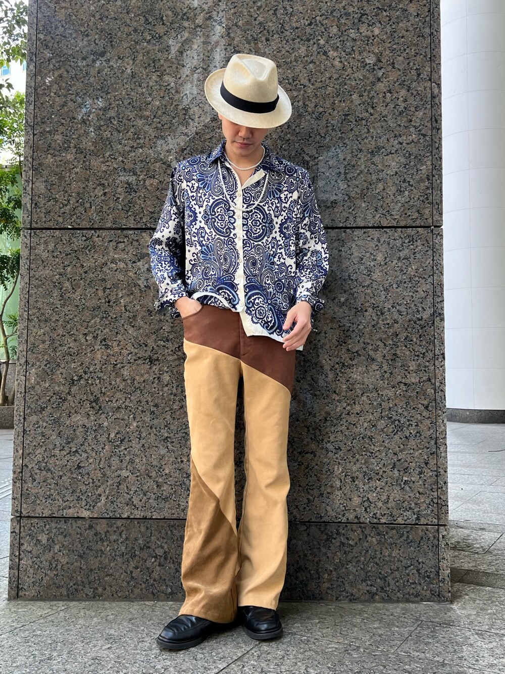 ベージュ系のハットを着用したメンズの春コーディネートの1枚目の写真