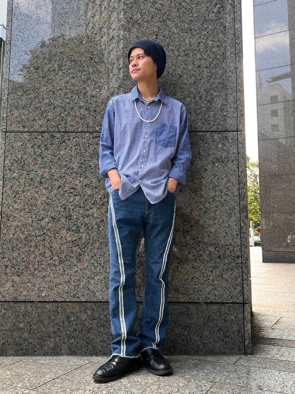 ブルー系のニットキャップ/ビーニーを着用したメンズの春コーディネートの1枚目の写真