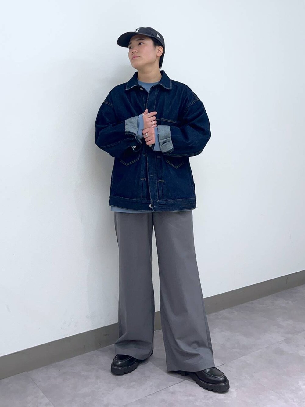 「デート/ロマンティック、差し色コーデ、高見え、リラックス、ベーシック/シンプル、個性派、ラフ、オーバーサイズ、ワイドパンツ、低身長、ロンT、Tシャツ、シャツ、カーディガン、ニット」｜「RAGEBLUEのTRストレッチ/バギーワイドパンツ/スラックス（スラックス、グレー系）」を使った、shuさん（メンズ・159cm）の春コーディネートの1枚目の写真