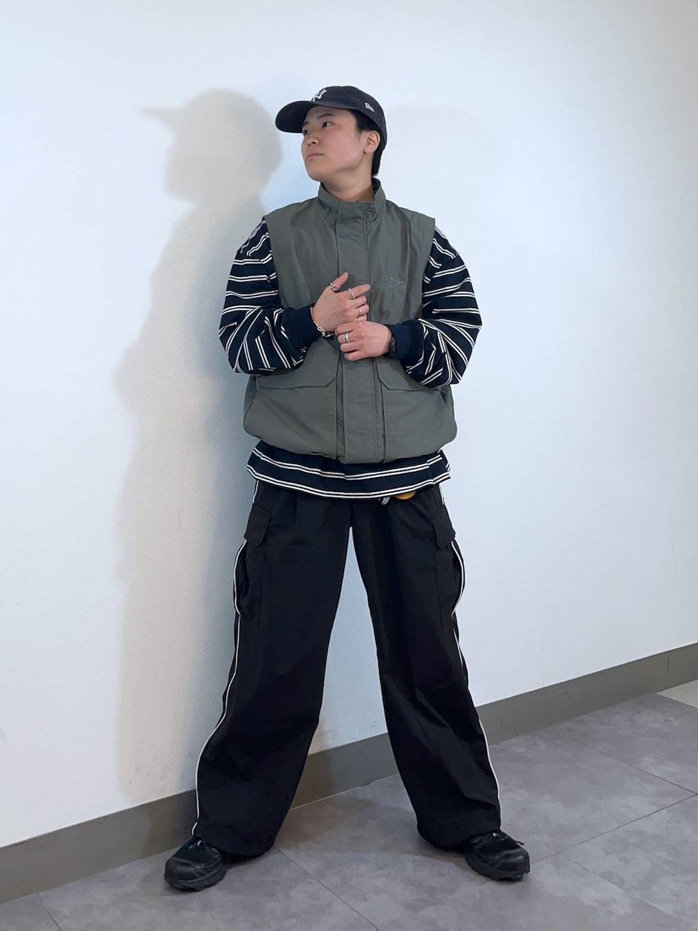 「低身長、個性派、ラフ、デート/ロマンティック、差し色コーデ、高見え、リラックス、ベーシック/シンプル、オーバーサイズ、ワイドパンツ、ロンT、Tシャツ、シャツ、カーディガン、ニット」｜「RAGEBLUEの【Healthknit/ヘルスニット】シンカー無地3Pソックス（ソックス/靴下、その他）」を使った、shuさん（メンズ・159cm）の冬コーディネートの1枚目の写真