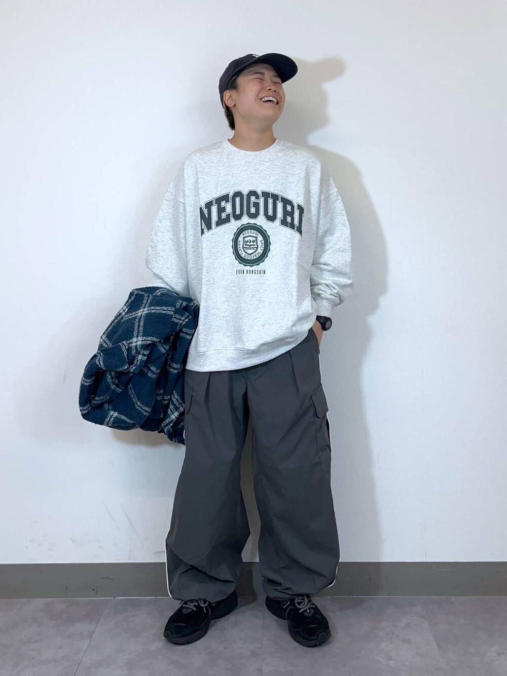 グレー系のカーゴパンツ、ブルー系のシャツ/ブラウス、その他のスウェットを着用したメンズの秋コーディネートの1枚目の写真
