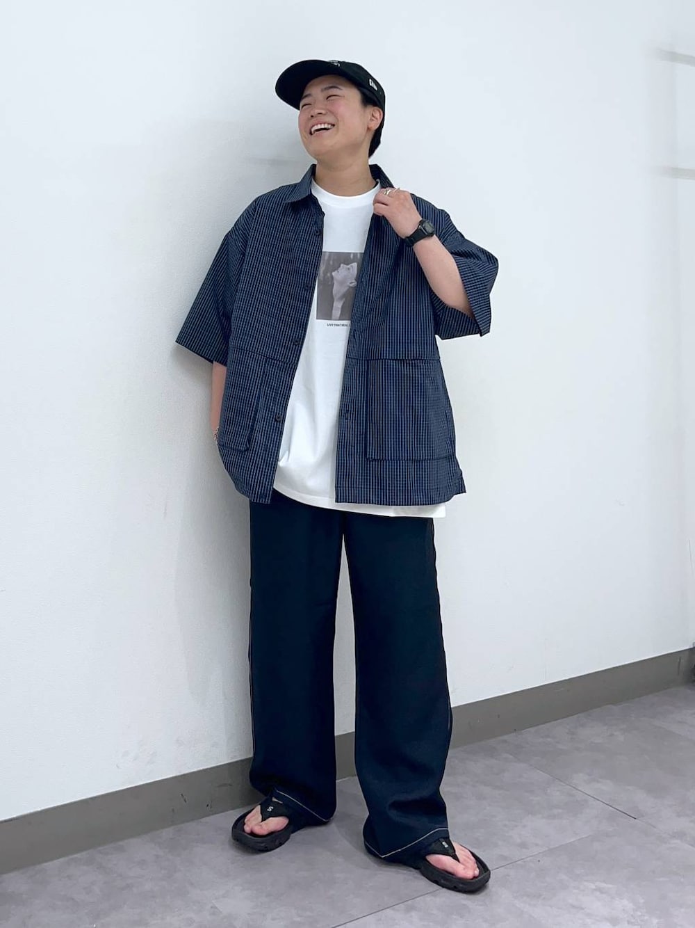 「低身長、個性派、デート/ロマンティック、差し色コーデ、高見え、ラフ、リラックス、ベーシック/シンプル、オーバーサイズ、ワイドパンツ、ロンT、Tシャツ、シャツ、キャップ、スニーカー」｜「RAGEBLUEのデザインメタルリング（リング、その他）」を使った、shuさん（メンズ・159cm）の夏コーディネートの1枚目の写真