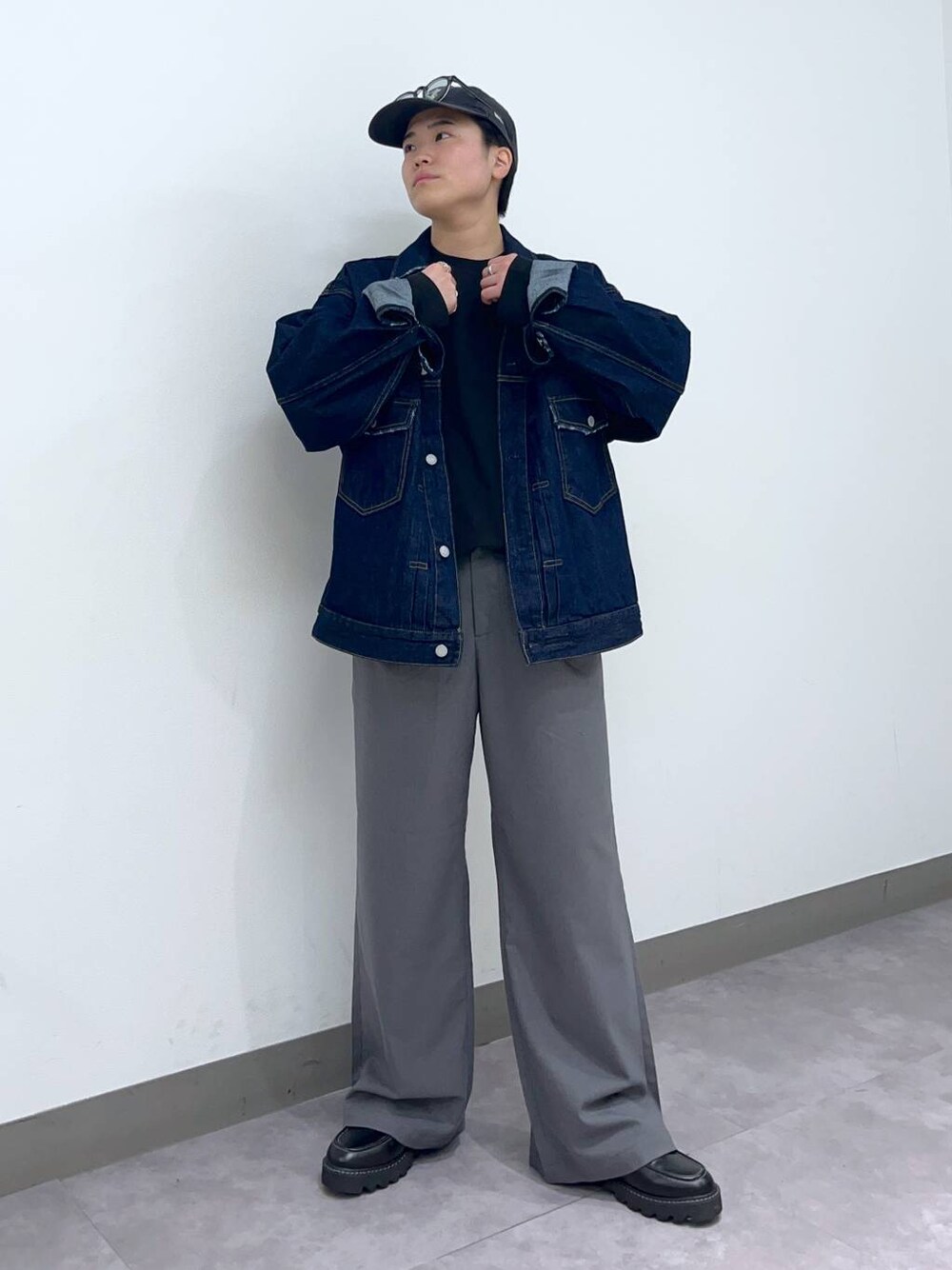 「高見え、リラックス、ベーシック/シンプル、オーバーサイズ、低身長、個性派、ラフ、デート/ロマンティック、差し色コーデ、ワイドパンツ、ロンT、Tシャツ、シャツ、カーディガン、ニット」｜「RAGEBLUEのTRストレッチ/バギーワイドパンツ/スラックス（スラックス、グレー系）」を使った、shuさん（メンズ・159cm）の春コーディネートの1枚目の写真
