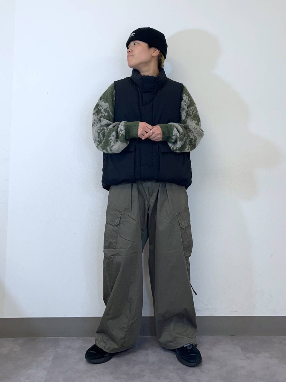 「低身長、個性派、ラフ、デート/ロマンティック、差し色コーデ、高見え、リラックス、ベーシック/シンプル、オーバーサイズ、ワイドパンツ、ロンT、スウェット、パーカー、ベスト、キャップ」｜「RAGEBLUEのM-65 German military wide straight cargo pants/M-65 ストレートジャーマンバギーミリタリーカーゴパンツ（カーゴパンツ、グリーン系）」を使った、shuさん（メンズ・159cm）の秋コーディネートの1枚目の写真