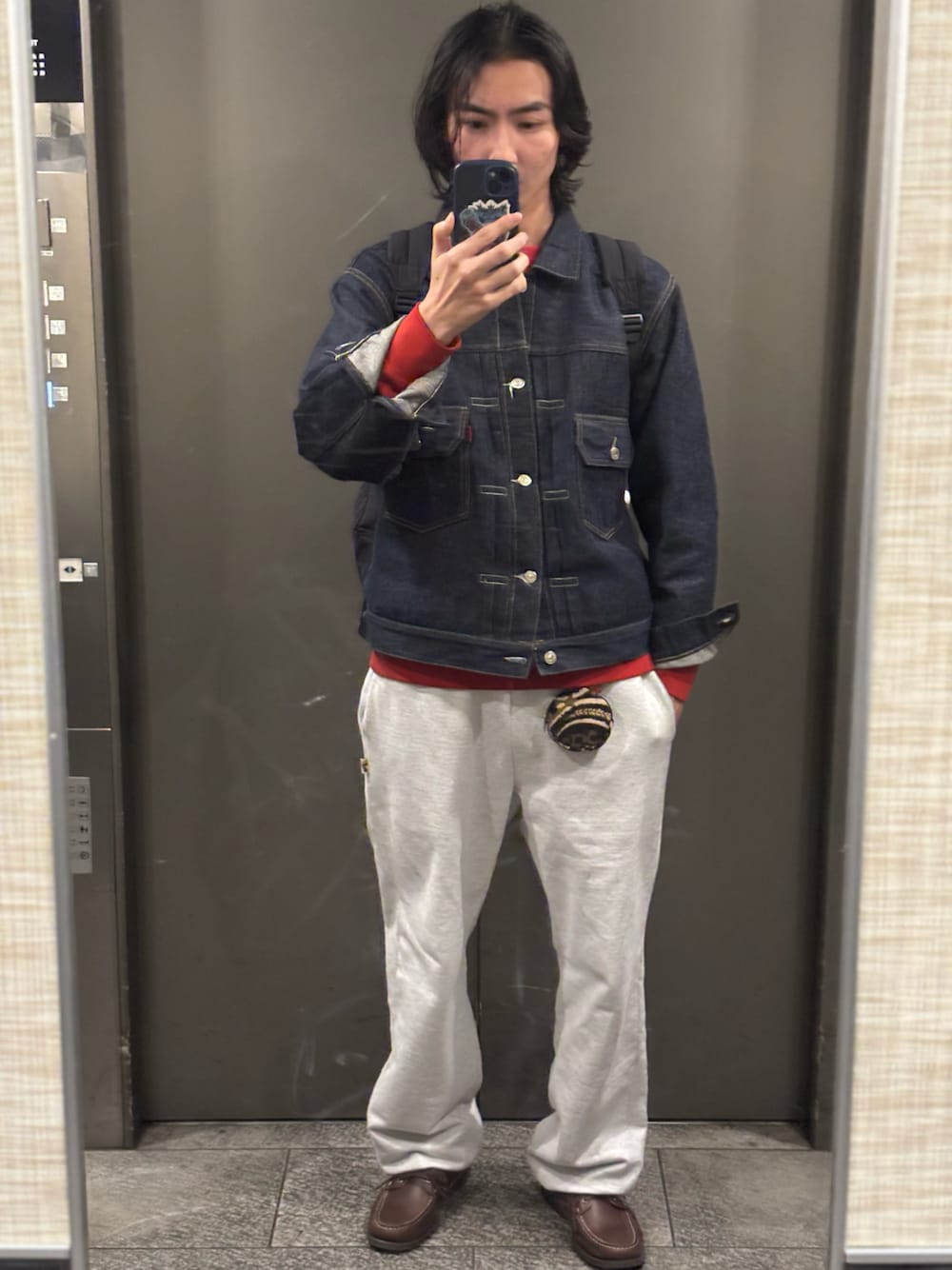「スウェットパンツ」｜「SEBAGO DOCKSIDESのアイテム（モカシン/デッキシューズ、ブラウン系）」を使った、予想GUYさん（メンズ・178cm）の冬コーディネートの1枚目の写真