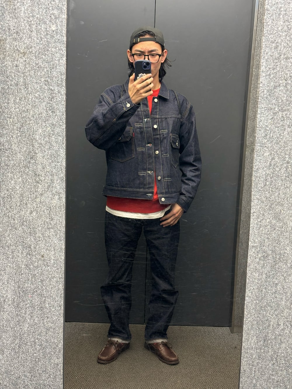 「Levi's、アメカジコーデ、デニムコーデ」｜「SEBAGO DOCKSIDESのアイテム（モカシン/デッキシューズ、ブラウン系）」を使った、予想GUYさん（メンズ・178cm）の秋コーディネートの1枚目の写真