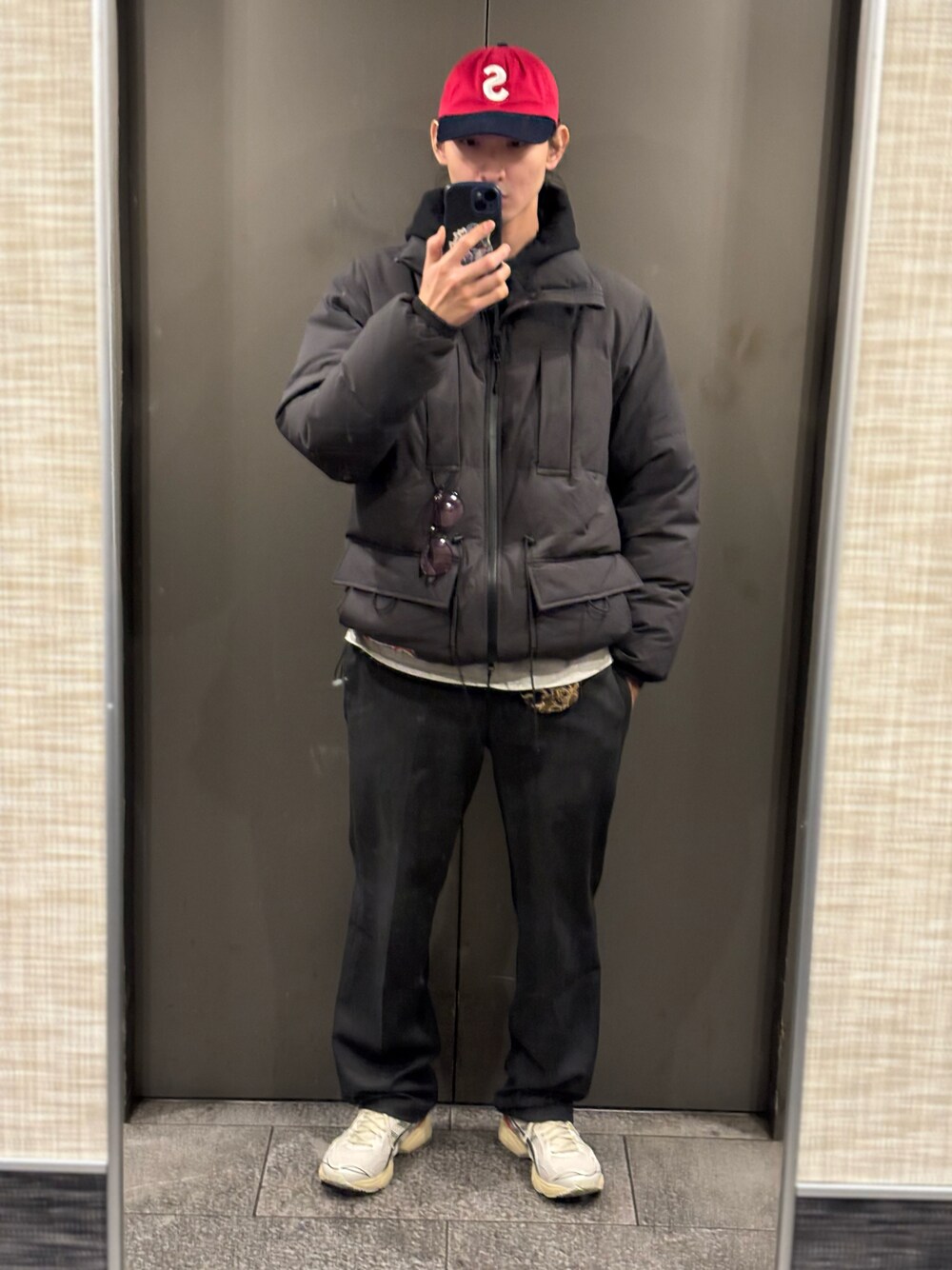 「カジュアルスタイル」｜「ASICSのアイテム（スニーカー、ホワイト系）」を使った、予想GUYさん（メンズ・178cm）の冬コーディネートの1枚目の写真