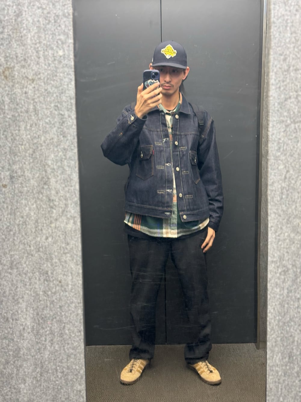 「最近のいい感じコーデ、秋冬コーデ、デニム、大人カジュアル、アメカジコーデ」｜「adidasのadidas/アディダス TOBACCO PANTONE スニーカー（スニーカー、ブラウン系）」を使った、予想GUYさん（メンズ・178cm）の冬コーディネートの1枚目の写真