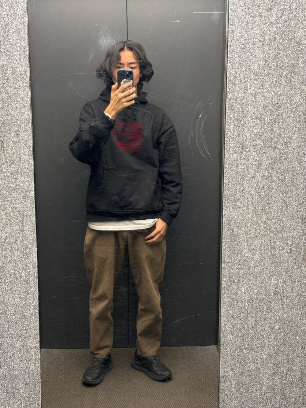 「秋コーデ、パーカー、バルーンパンツ」｜「RASSVET / PACCBETのアイテム（パーカー、ブラック系）」を使った、予想GUYさん（メンズ・178cm）の秋コーディネートの1枚目の写真