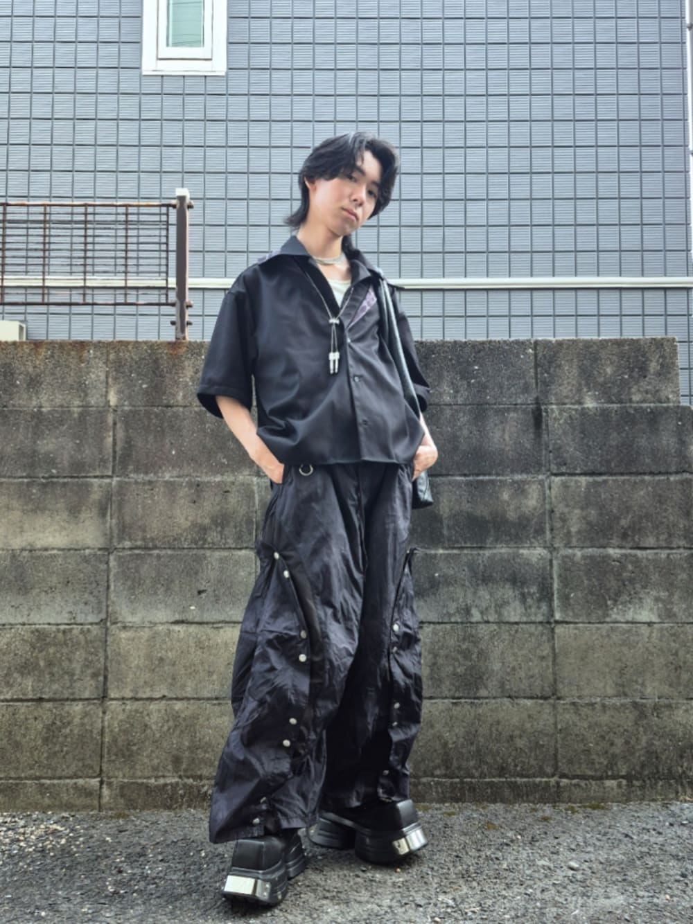 「チェック、レザー、厚底シューズ、秋服準備はじめました、ナイロンパンツ、シャツスタイル、オールブラック、モノトーン、革靴、GRANCY、きれいめカジュアル、キレイめ、モード、タンクトップ、低身長」｜「GRANCYの【GRANCY】Metal Plate Leather Shoes / メタルプレートレザーシューズ（ドレスシューズ、ブラック系）」を使った、kireiraさん（骨格ストレート・メンズ・167cm）の秋コーディネートの1枚目の写真