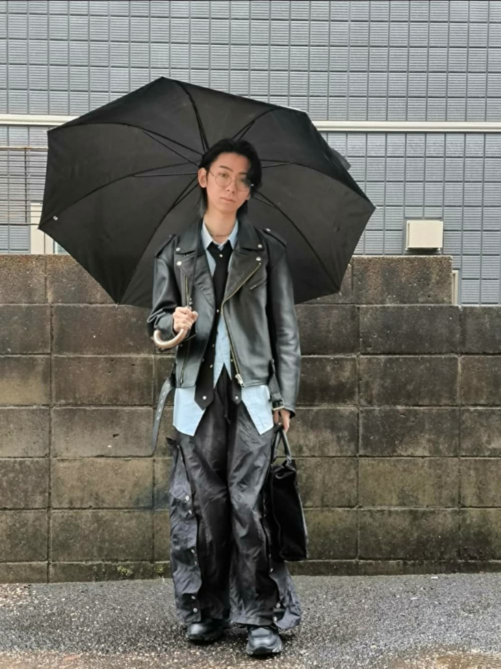 「今日のコーデ、ネクタイ、シャツスタイル、ライダース、レザー、メガネ男子、低身長、きれいめカジュアル、キレイめ、カジュアル、モード、雨の日コーデ、トートバッグ、革靴、古着」｜「usedのアイテム（ライダースジャケット、ブラック系）」を使った、kireiraさん（メンズ・168cm）の春コーディネートの1枚目の写真