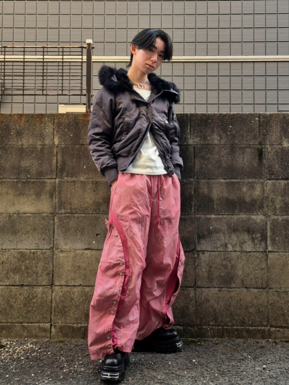 DIESELのアイテムを使った「ナイロンパンツ」の人気ファッション