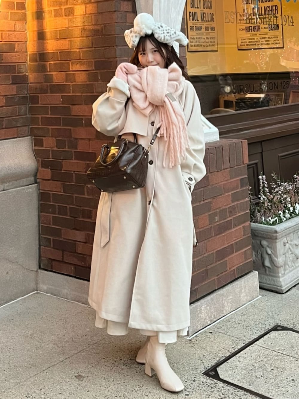 「最近のいい感じコーデ、クリスマスに着たい服、ホワイトコーデ、オトナ女子、プチプラコーデ、大人かわいい、骨格ストレート、冬コーデ、コート」｜「mellowneonのボリュームカラーマフラー（マフラー、ピンク系）」を使った、れいぴ🐥🍨さん（骨格ストレート・レディース・158cm）の冬コーディネートの1枚目の写真