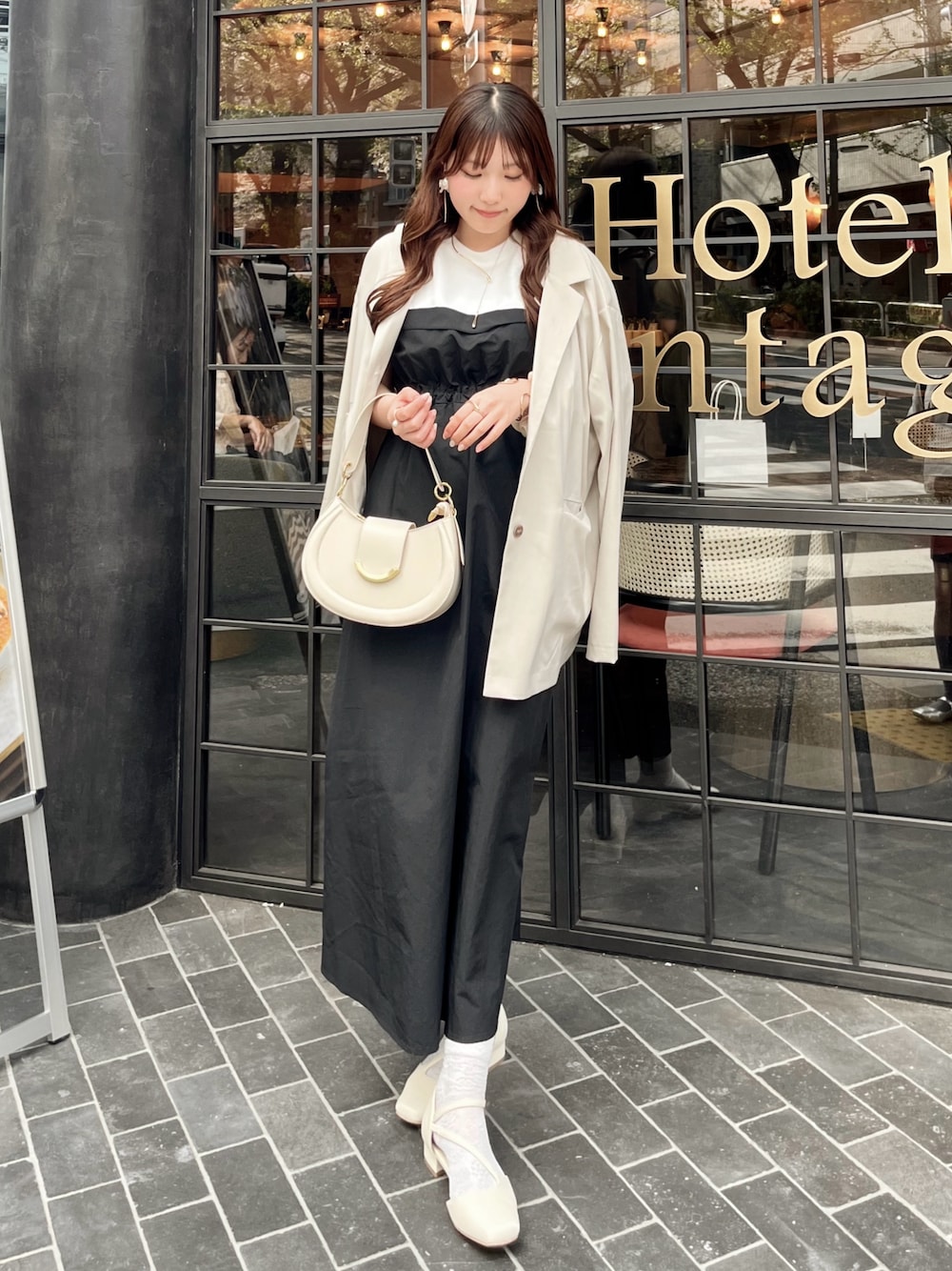 「大人可愛い、オトナカワイイ、モノトーン、ジャケット、黒ワンピ、骨格ストレート」｜「classicalelfの春夏に大活躍！大人カジュアルでモードな印象に。ビスチェドッキングワンピース(無地＆ボーダー柄)（ワンピース、ホワイト系）」を使った、れいぴ🐥🍨さん（骨格ストレート・レディース・158cm）の春コーディネートの1枚目の写真