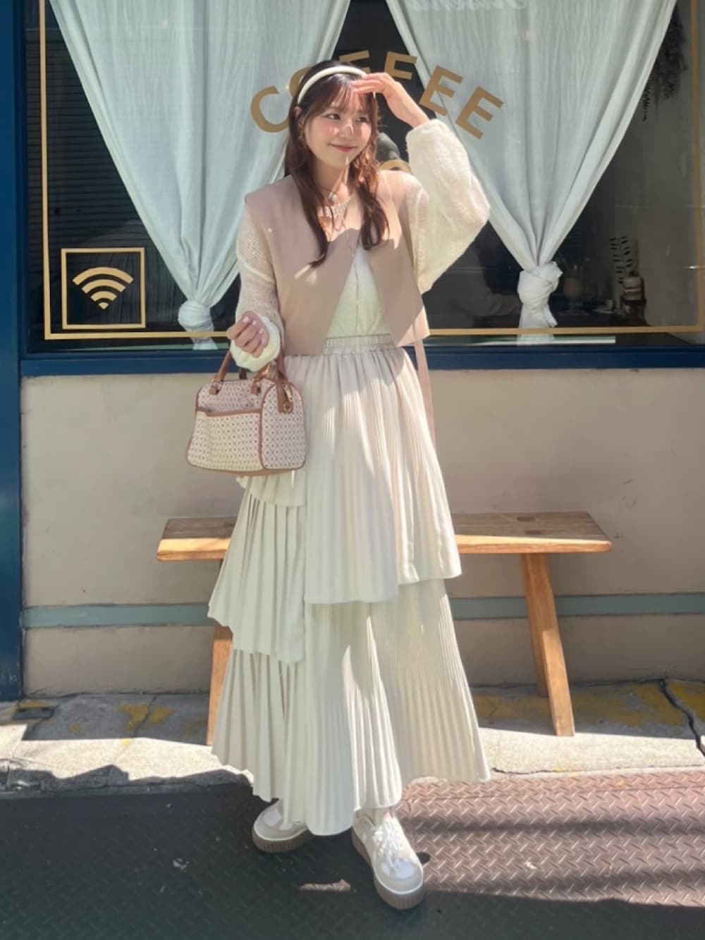 「淡色コーデ、オトナ女子、大人かわいい、秋コーデ」｜「archivesのプリーツティアードスカート／（スカート、ホワイト系）」を使った、れいぴ🐥🍨さん（骨格ストレート・レディース・158cm）の秋コーディネートの1枚目の写真