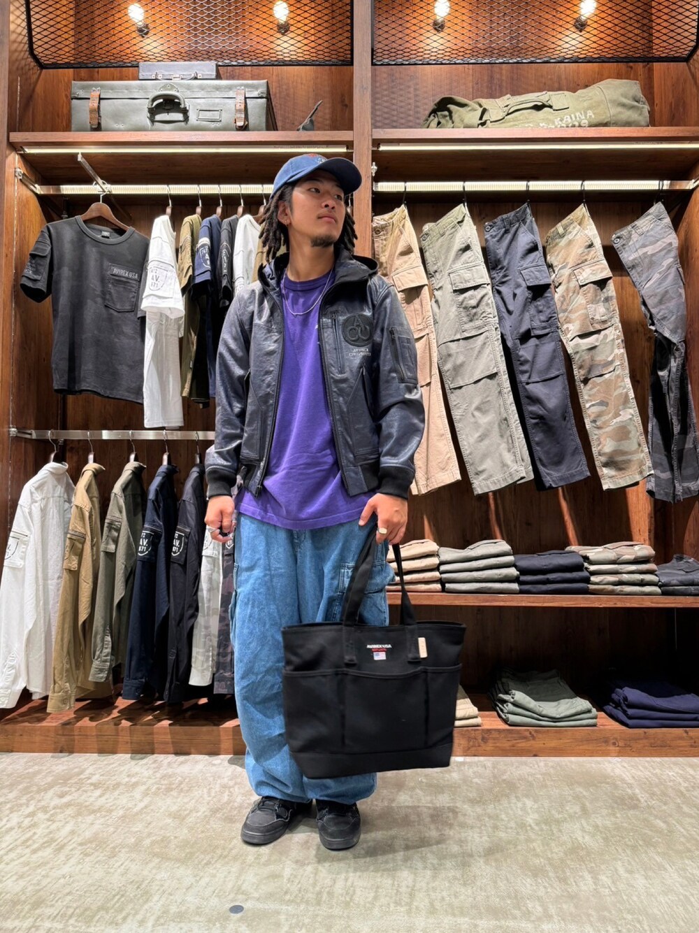 「ブラックコーデ、カーゴパンツ、休日スタイル、リラックススタイル、夏コーデ、シンプルスタイル、カジュアルコーデ、秋、おでかけコーデ、ファッションを楽しもう」｜「AVIREXのＢＥＲＳＡ　Ⅲ/ バーサトートバッグ（トートバッグ、ブラック系）」を使った、はるとさん（メンズ・174cm）の夏コーディネートの1枚目の写真