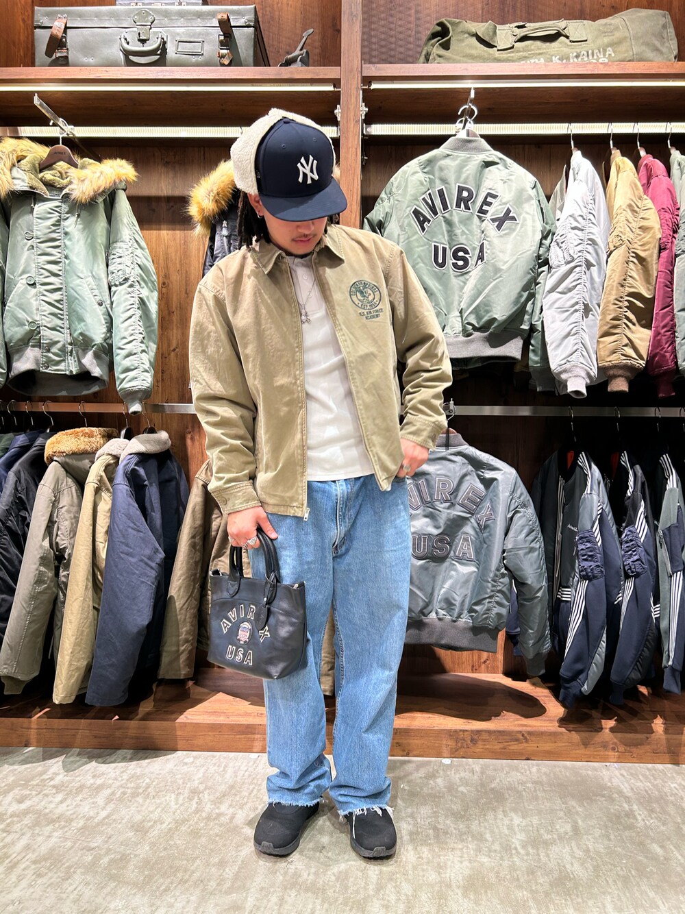 ブラック系のトートバッグ、ホワイト系のTシャツ/カットソーを着用したメンズの冬コーディネートの1枚目の写真