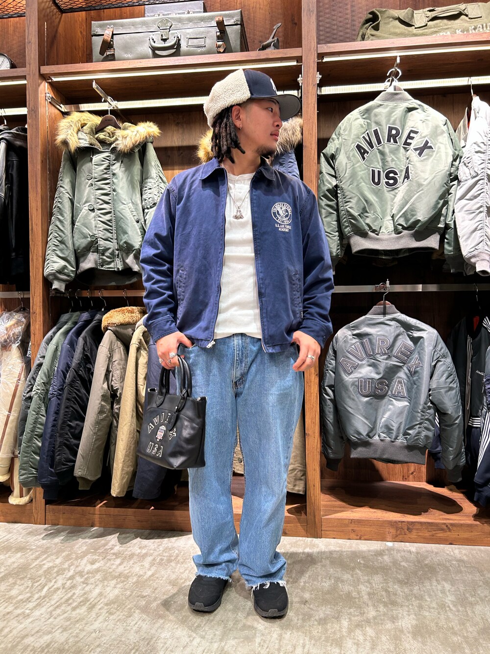 ブラック系のトートバッグ、ホワイト系のTシャツ/カットソーを着用したメンズの冬コーディネートの1枚目の写真