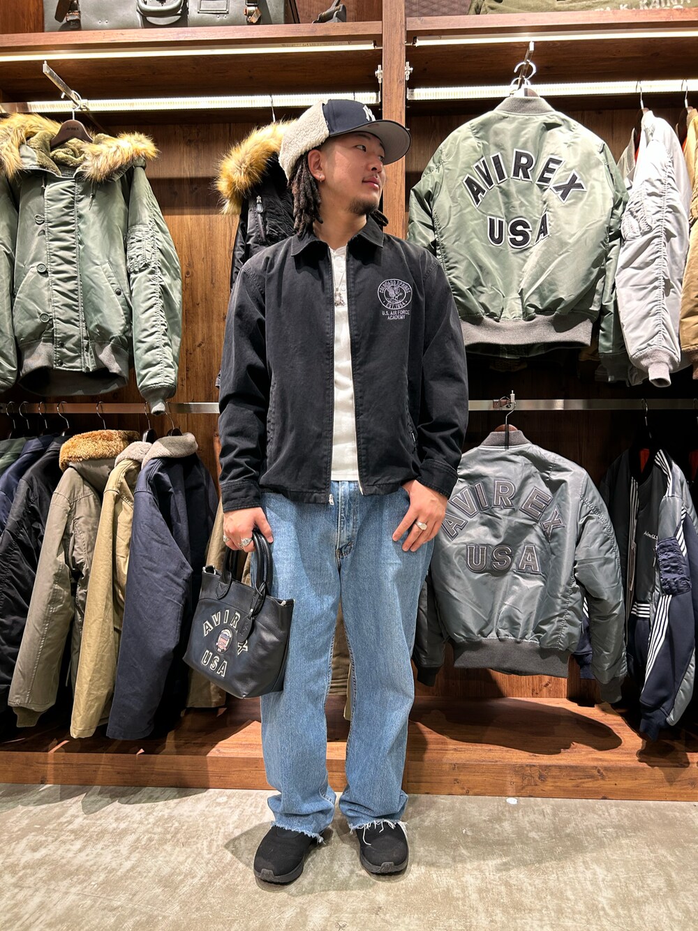 ブラック系のトートバッグ、ホワイト系のTシャツ/カットソーを着用したメンズの冬コーディネートの1枚目の写真