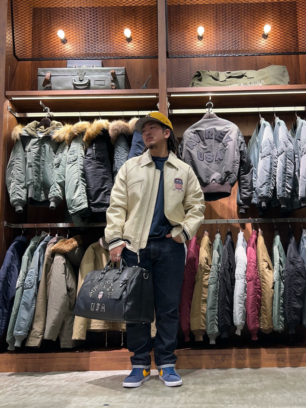 「AVIREXのSAGARA TOMCAT ロングTシャツ（Tシャツ/カットソー、ブルー系）」を使った、はるとさん（メンズ・174cm）の冬コーディネートの1枚目の写真