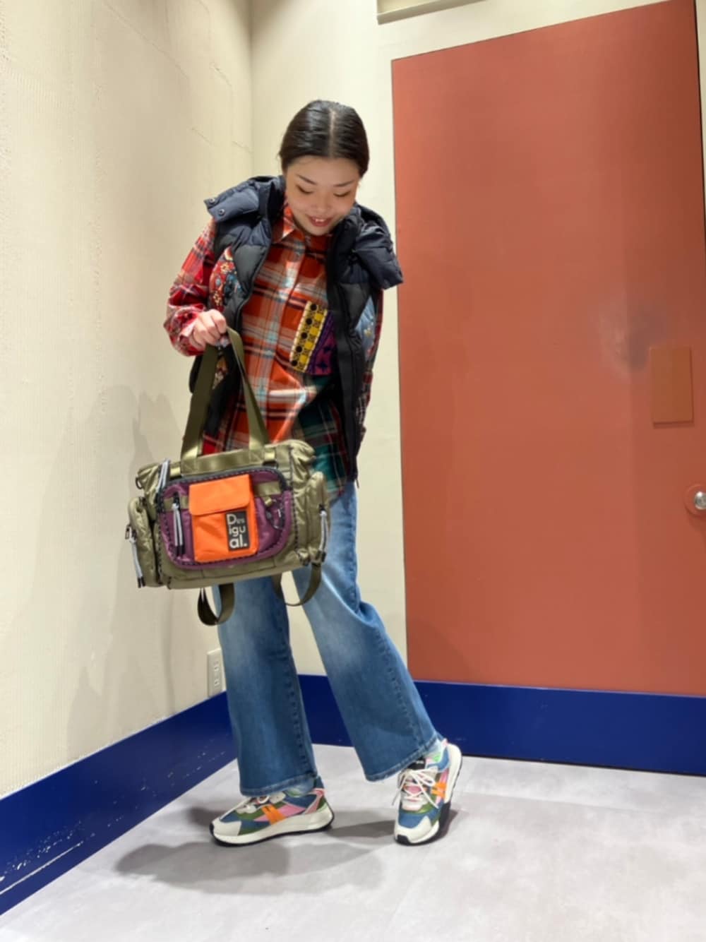 「Desigual、デシグアル、チェックシャツ、ベスト×シャツ、秋コーデ、お出かけコーデ、お洒落さんとつながりたい、デニム、スニーカー、今日のコーデ」｜「DesigualのHELSINGBORG パッド入りショートオーバーコート（ダウンジャケット/コート、ブルー系）」を使った、Desigual ディアモール STAFFさん（レディース・163cm）の秋コーディネートの1枚目の写真