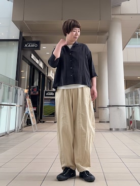 「かぐれ（カグレ）のキュプラオープンカラーシャツ（シャツ/ブラウス、ブラック系）」を使った、いわぶさん（レディース・168cm）の春コーディネート