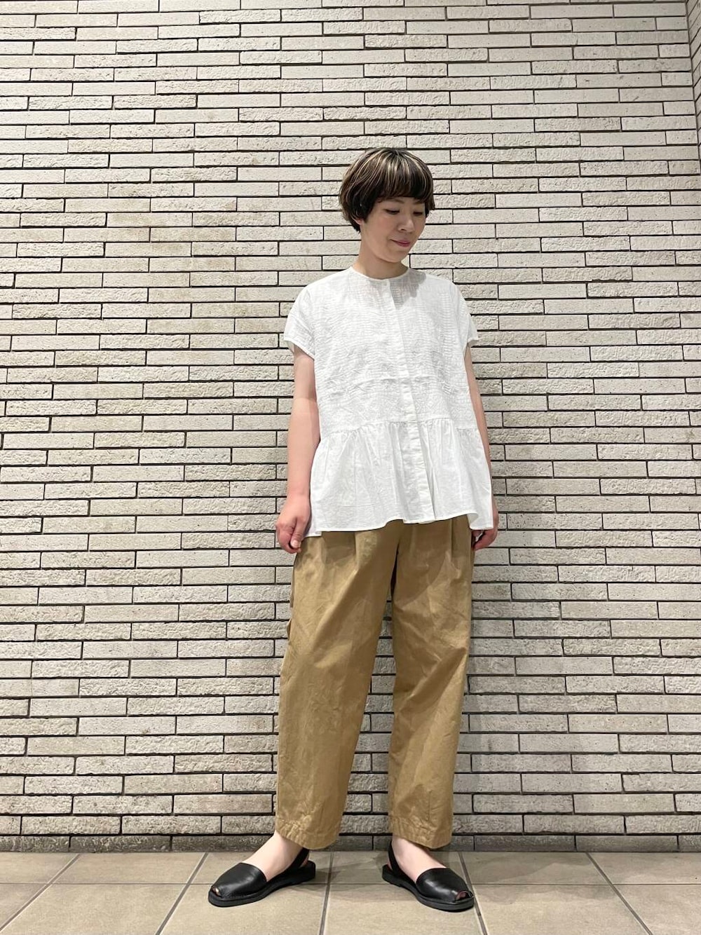 ベージュ系のその他パンツ、ホワイト系のシャツ/ブラウスを着用したレディースの夏コーディネートの1枚目の写真