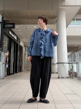 「かぐれ（カグレ）のライトリネンフリルカラーシャツ（シャツ/ブラウス、ブルー系）」を使った、いわぶさん（レディース・168cm）の春コーディネート
