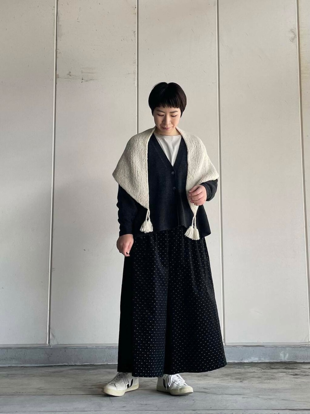 ブラック系のその他パンツ、グレー系のカーディガン/ボレロ、グレー系のTシャツ/カットソーを着用したレディースの冬コーディネートの1枚目の写真