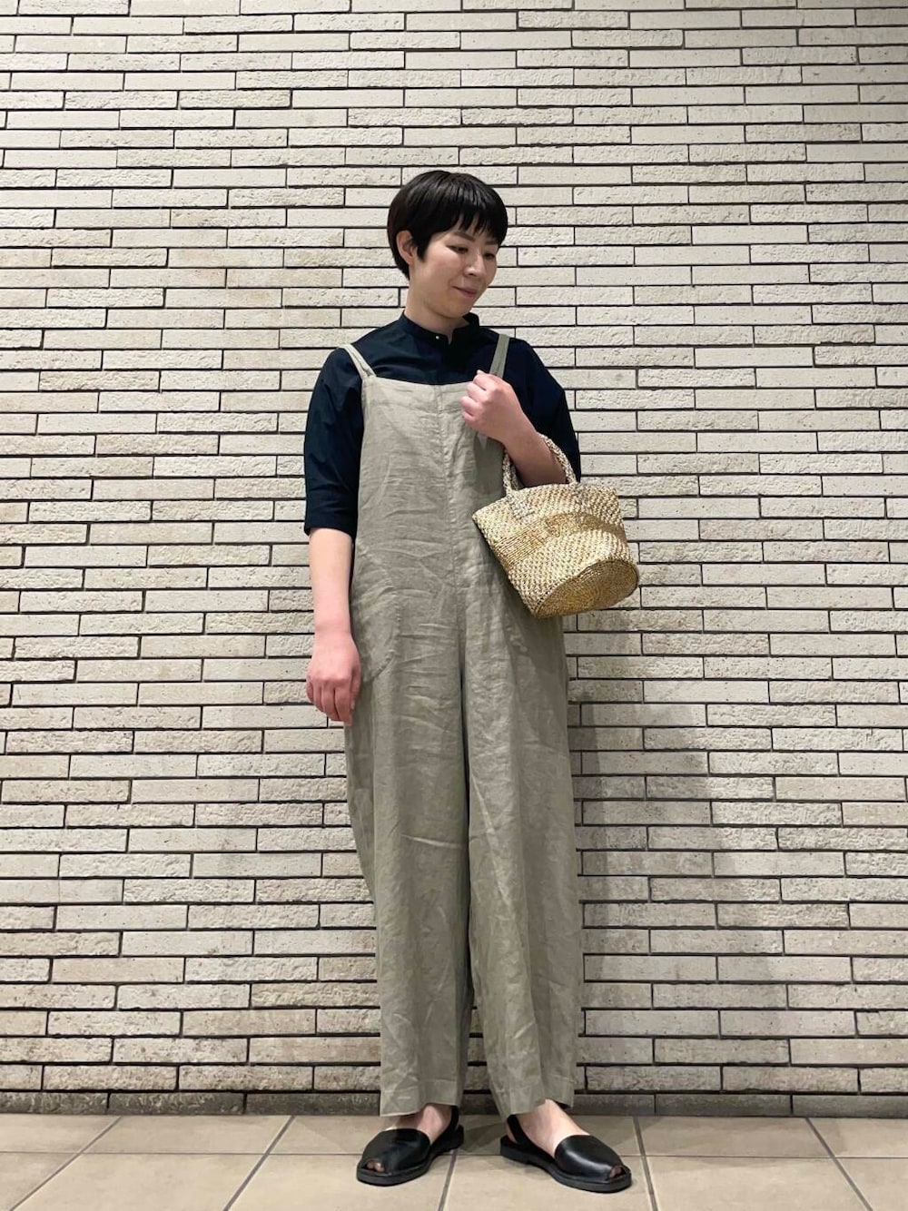 「大人カジュアル、サロペット、かぐれ、リネン、休日スタイル、40代、シンプルスタイル、ナチュラルスタイル、初夏のお出掛けコーデ」｜「FORK&SPOONのFORK&SPOON　ギボシコクーンショートスリーブシャツ（シャツ/ブラウス、ブラック系）」を使った、岩部恵さん（レディース・168cm）の春コーディネートの1枚目の写真