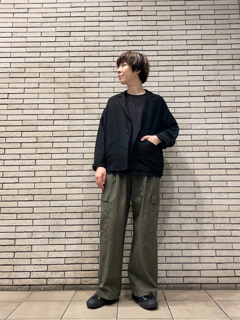 ブラック系のその他アウター、グリーン系のその他パンツ、ブラック系のシャツ/ブラウスを着用したレディースの秋コーディネートの1枚目の写真