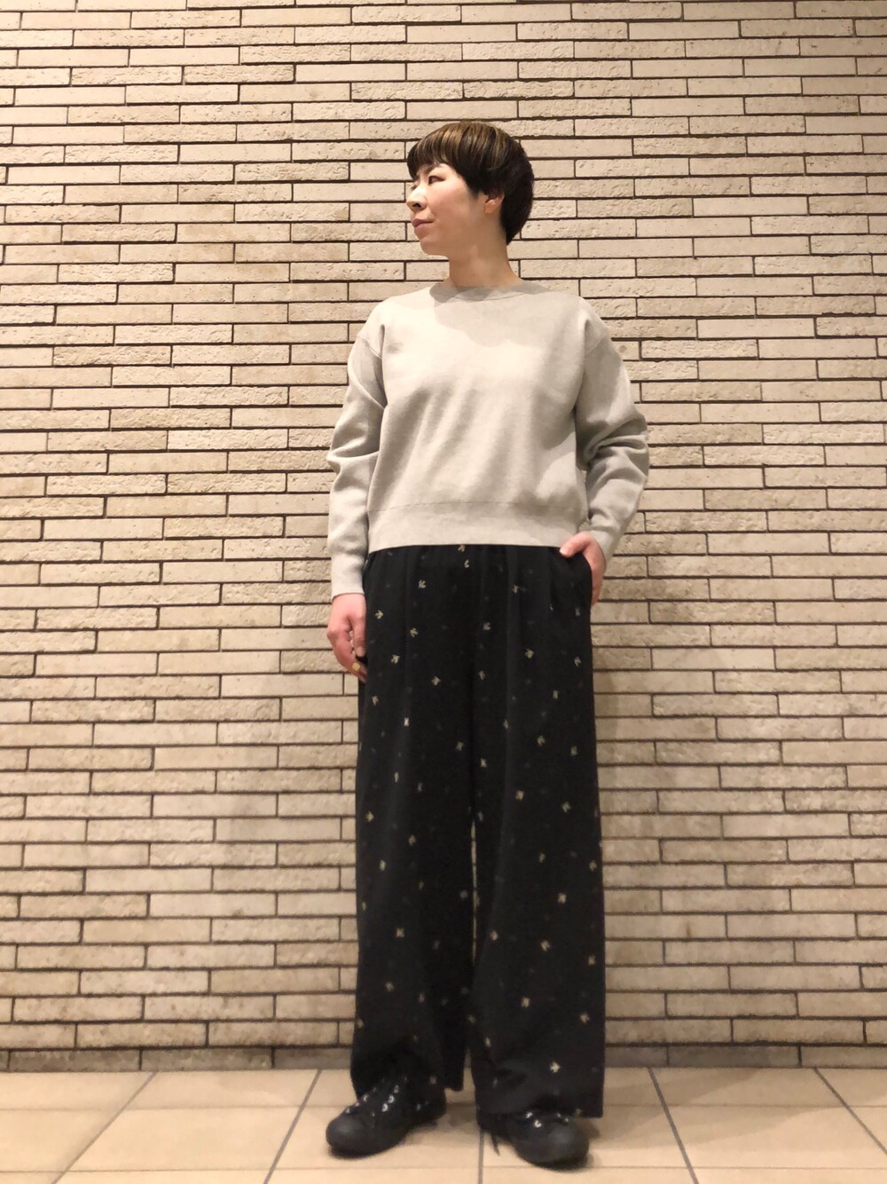 ベージュ系のニット/セーター、ブラック系のその他パンツを着用したレディースの冬コーディネートの1枚目の写真