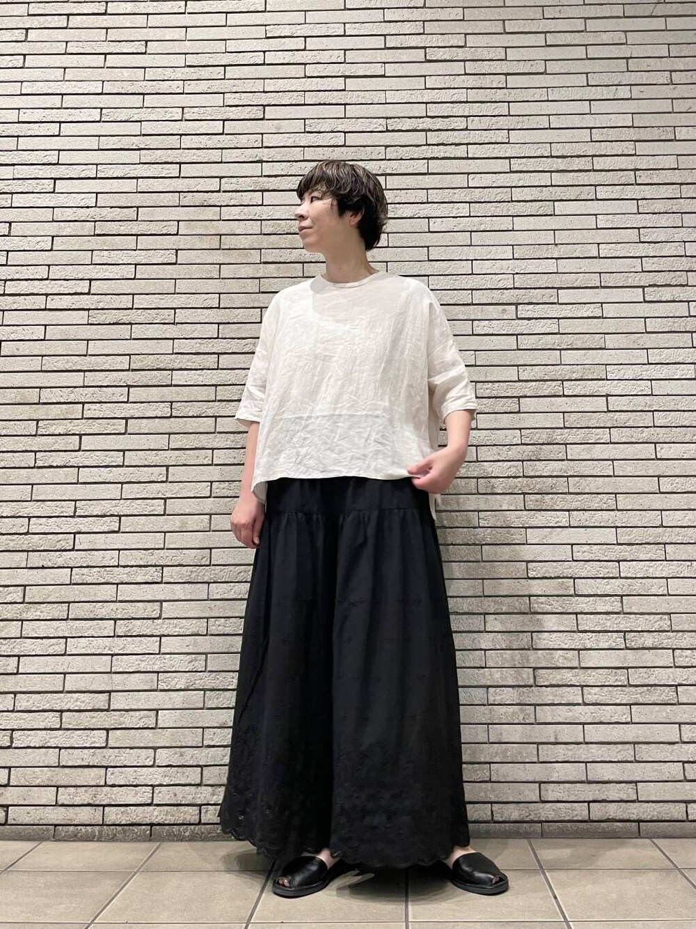 リネン半袖クルーネックプルオーバーを使った人気ファッション