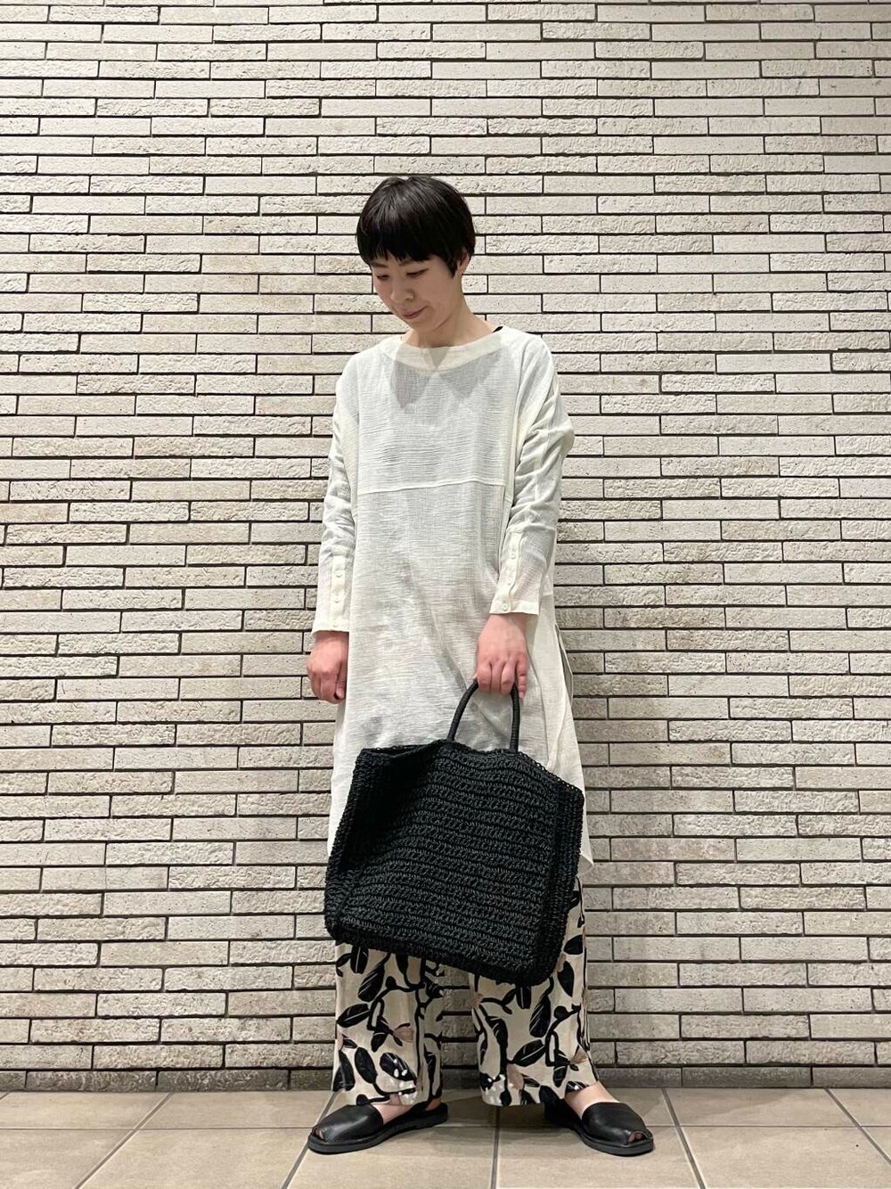 「大人カジュアル、イージーパンツ、かぐれ、休日スタイル、40代、シンプルスタイル、ナチュラルスタイル、初夏のお出掛けコーデ」｜「URBAN RESEARCH DOORSのペーパートートバッグ（トートバッグ、ブラック系）」を使った、岩部恵さん（レディース・168cm）の春コーディネートの1枚目の写真