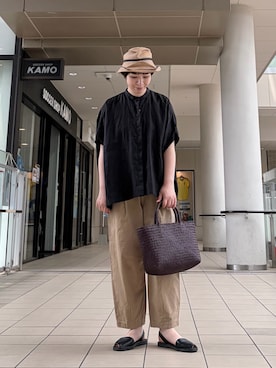 「かぐれ（カグレ）のリネンスクエアケープシャツ（シャツ/ブラウス、ブラック系）」を使った、いわぶさん（レディース・168cm）の春コーディネート