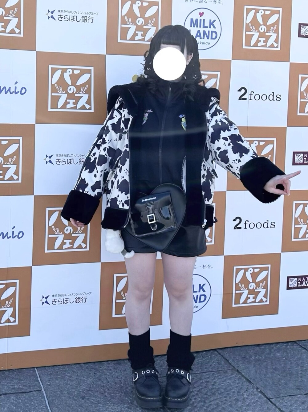 「ジャージ、原宿、原宿系、青文字系」｜「Dr. Martensのアイテム（ローファー、ブラック系）」を使った、yunemuizzzさん（レディース・154cm）の春コーディネートの1枚目の写真