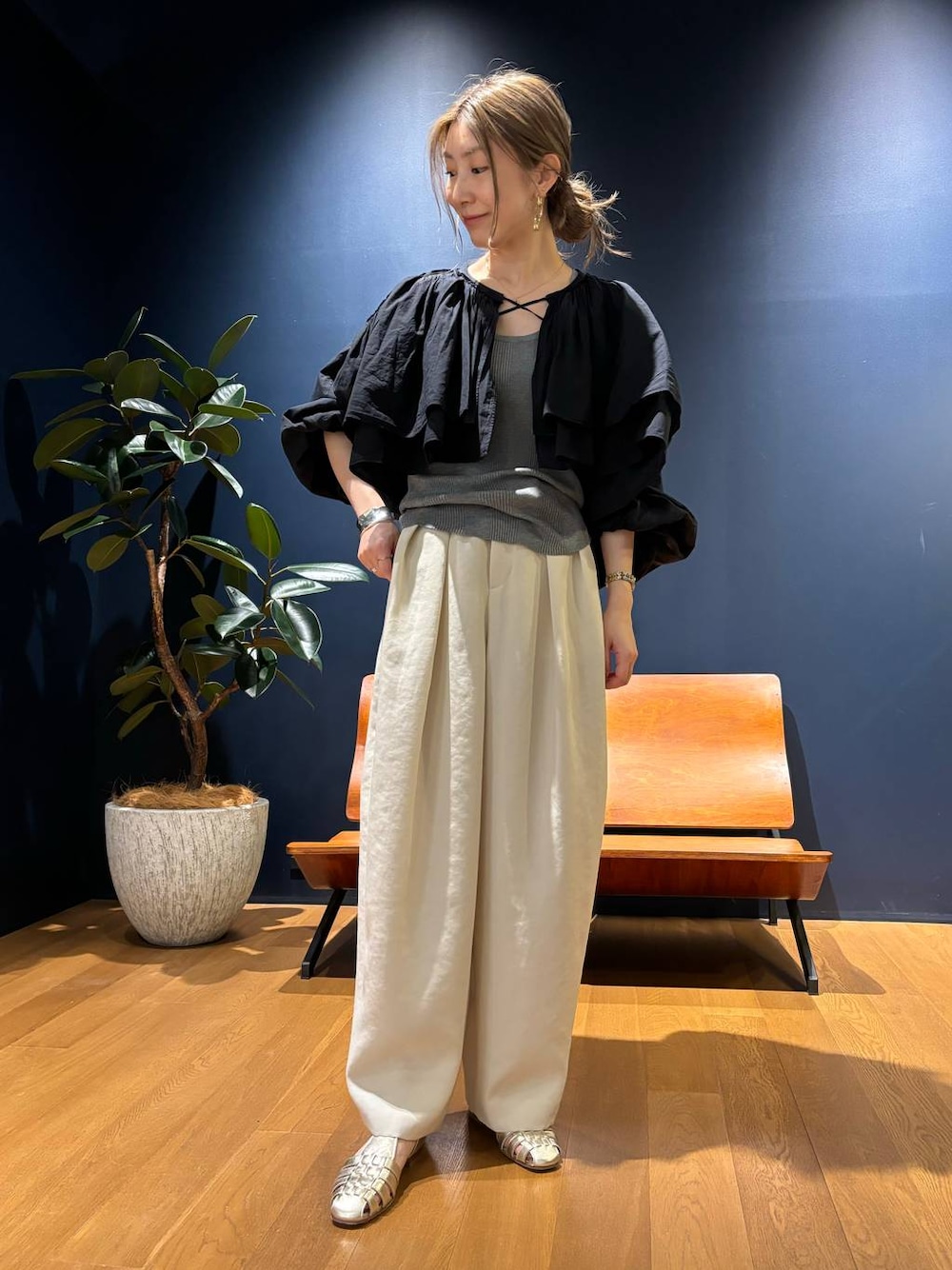 グレー系のタンクトップ、ブルー系のシャツ/ブラウス、ホワイト系のその他パンツを着用したレディースの春コーディネートの1枚目の写真