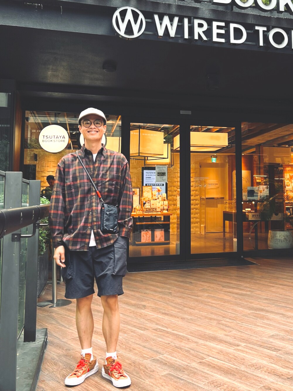 「蔦屋書店」｜「NIKEのアイテム（スニーカー、ベージュ系）」を使った、allenchengさん（メンズ・175cm）の春コーディネートの1枚目の写真