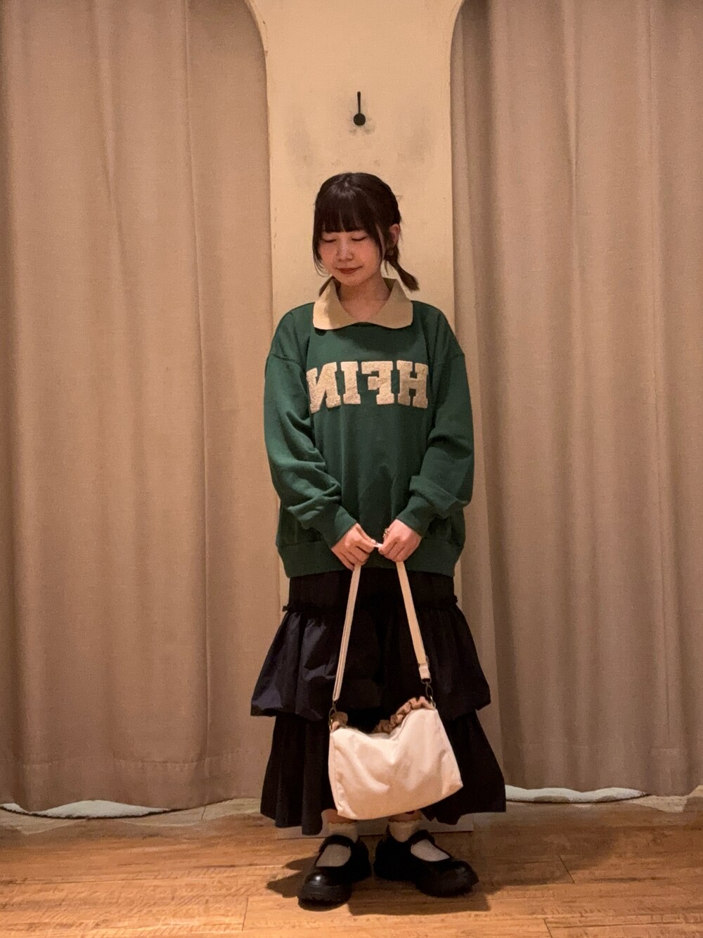 「ehkasopo、トレーナー、カジュアルコーデ、カジュアルガーリー、スポーティ、スカート、低身長、低身長コーデ、秋コーデ」｜「ehka sopoの配色襟スウェット（Tシャツ/カットソー、グリーン系）」を使った、とあさん（レディース・146cm）の秋コーディネートの1枚目の写真