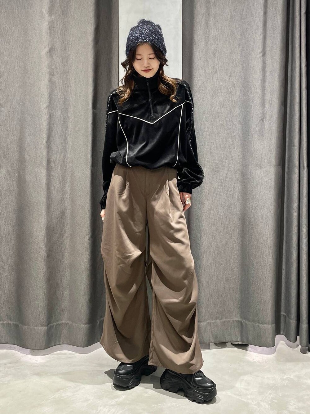 ブラック系のスニーカー、ブラウン系のその他パンツ、ブラック系のジャージを着用したレディースの秋コーディネートの1枚目の写真