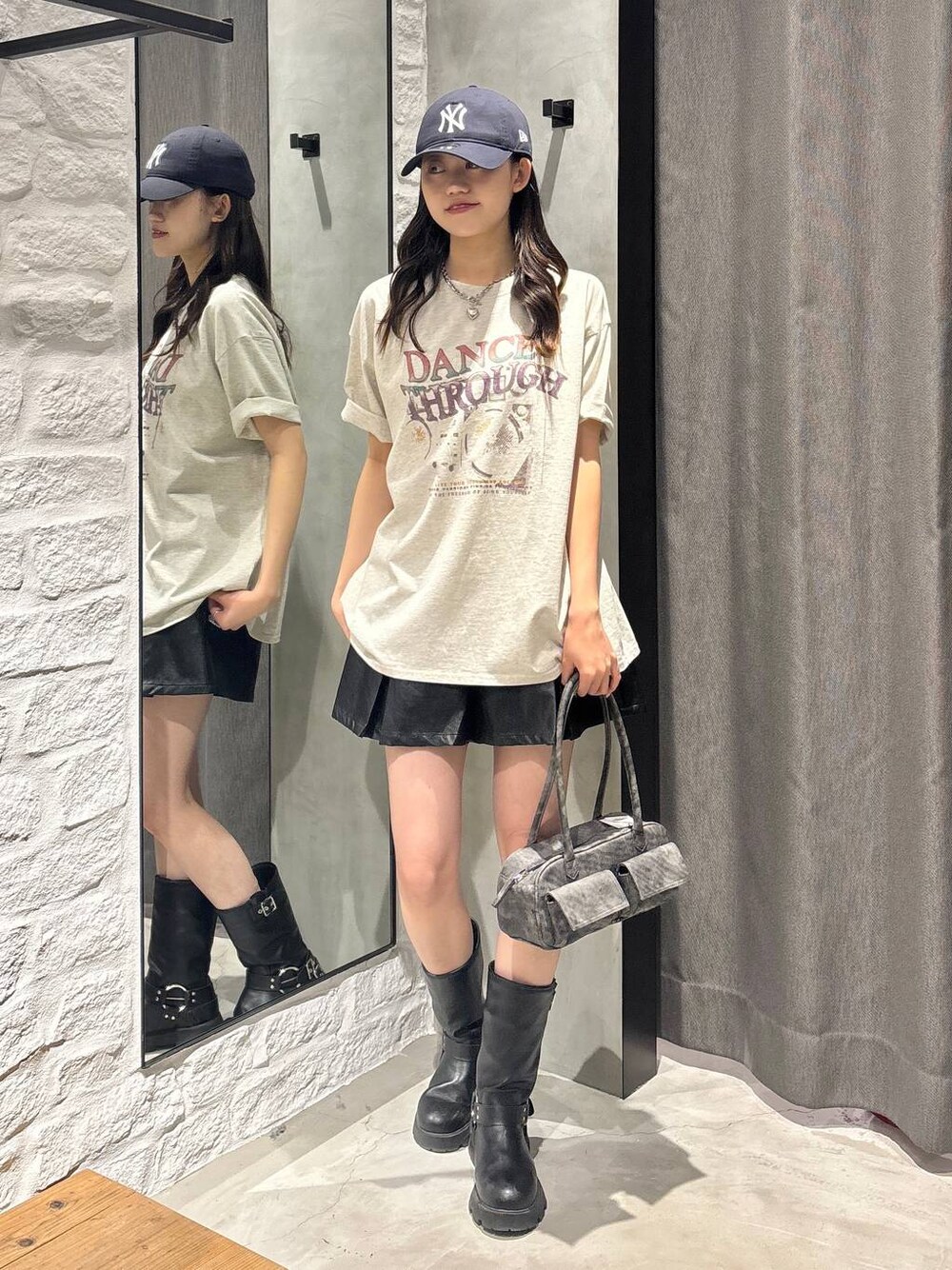 ブラック系のボストンバッグ、ブラック系のその他パンツ、ホワイト系のTシャツ/カットソーを着用したレディースの春コーディネートの1枚目の写真