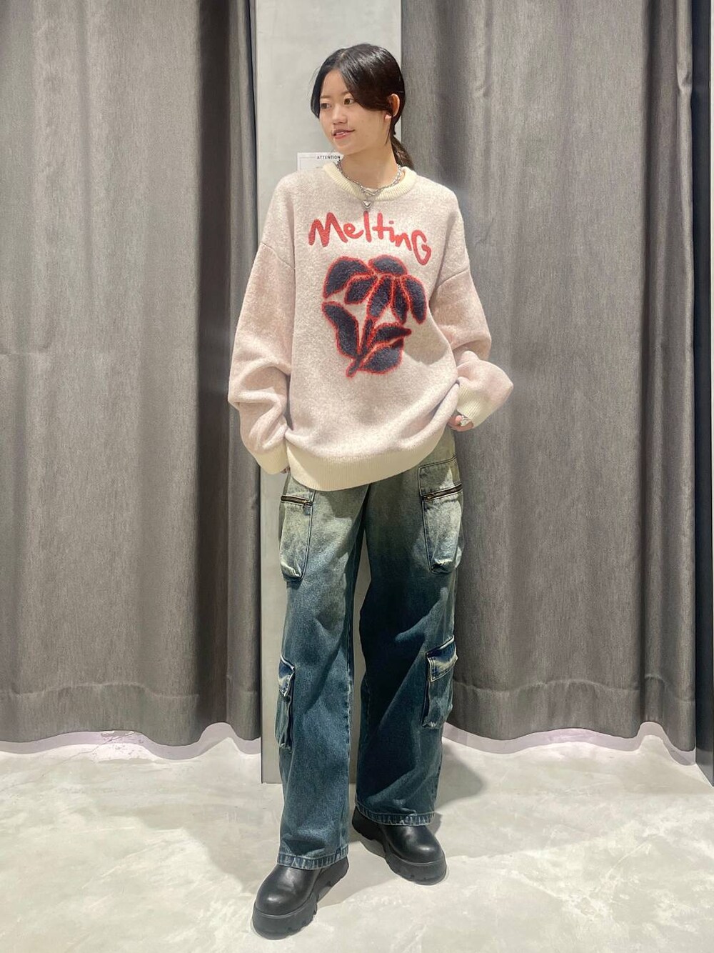 ブルー系のデニムパンツ、ベージュ系のニット/セーター、シルバー系のネックレスを着用したレディースの秋コーディネートの1枚目の写真