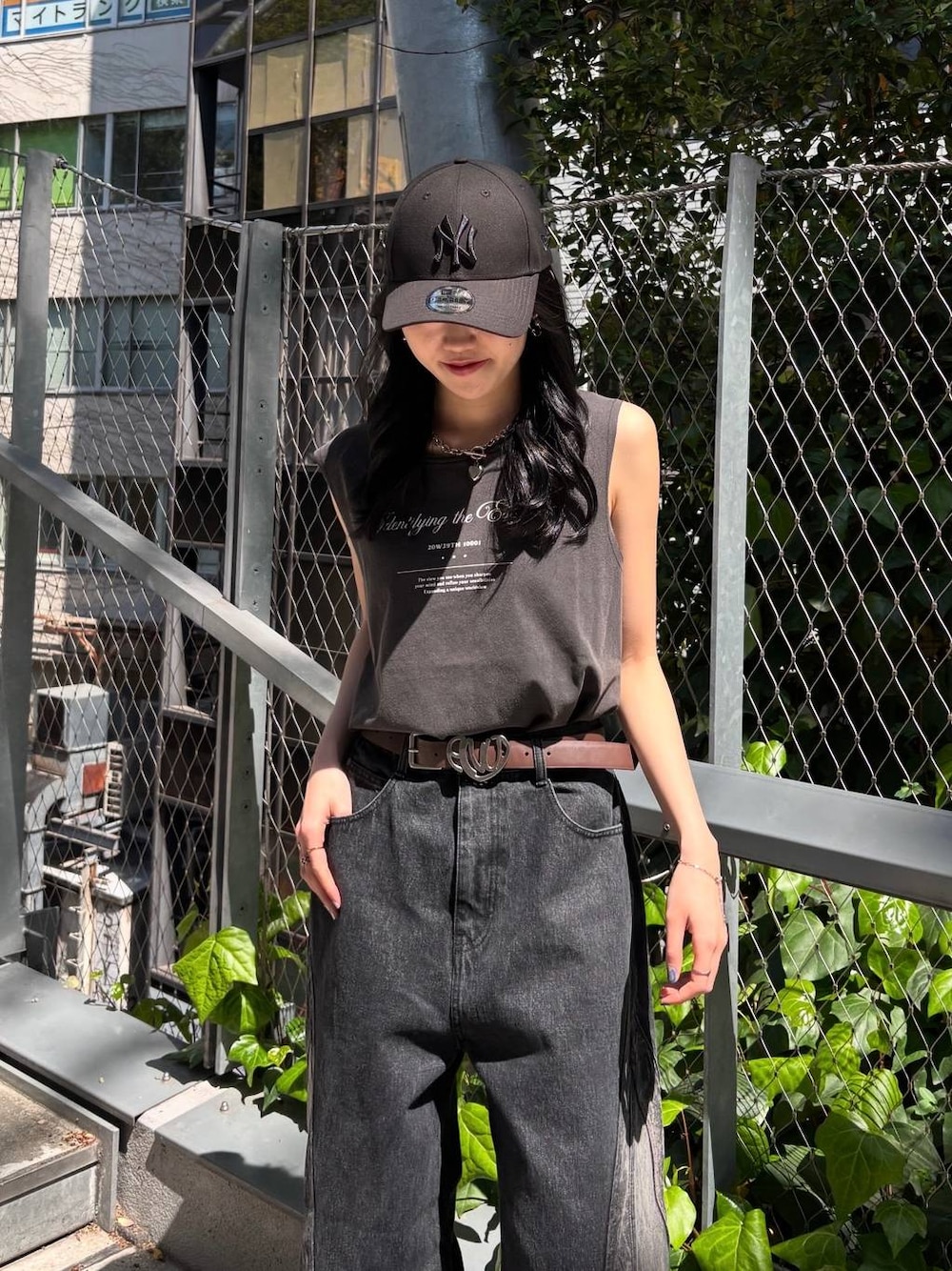 「高身長、韓国系、モード、PAGEBOY、Anui、Tシャツ、ノースリーブ、デニムパンツ、カジュアル、カジュアルコーデ、メンズライク、ストリート、韓国ファッション、骨格ナチュラル_PAGEBOY、シンプルコーデ」｜「Anuiの【UNISEX】NEWERA 4FORTYCAP（キャップ、ブラック系）」を使った、meiさん（レディース・166cm）の夏コーディネートの1枚目の写真
