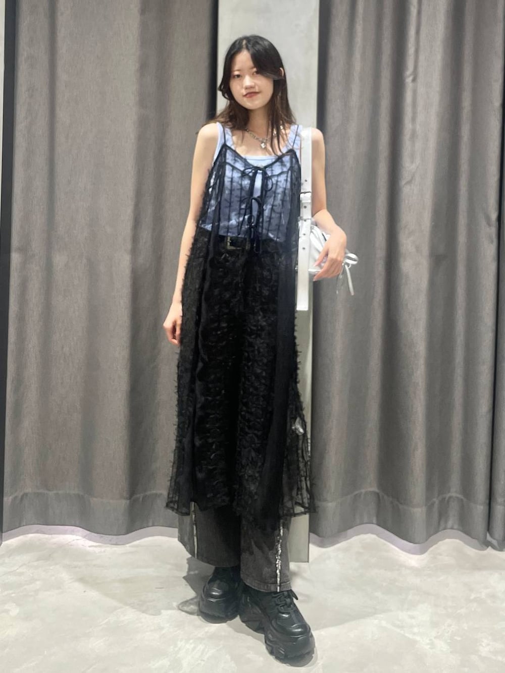 「高身長、韓国系、カジュアル、PAGEBOY、ワンピース、ノースリーブ、タンクトップ、差し色コーデ、デニムパンツ、スニーカー、レイヤードスタイル、骨格ナチュラル_PAGEBOY、きれいめカジュアル」｜「PAGEBOYのプラットチャンキースニーカー（スニーカー、ブラック系）」を使った、meiさん（レディース・166cm）の夏コーディネートの1枚目の写真