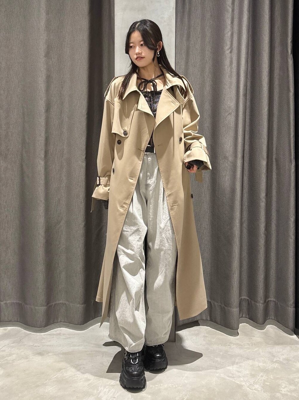 「高身長、韓国系、カジュアル、PAGEBOY、トレンチコート、コート、春アウター、春コーデ、デニムパンツ、骨格ナチュラル_PAGEBOY、大人カジュアル、きれいめカジュアル、モード」｜「PAGEBOYのプラットチャンキースニーカー（スニーカー、ブラック系）」を使った、meiさん（レディース・166cm）の冬コーディネートの1枚目の写真