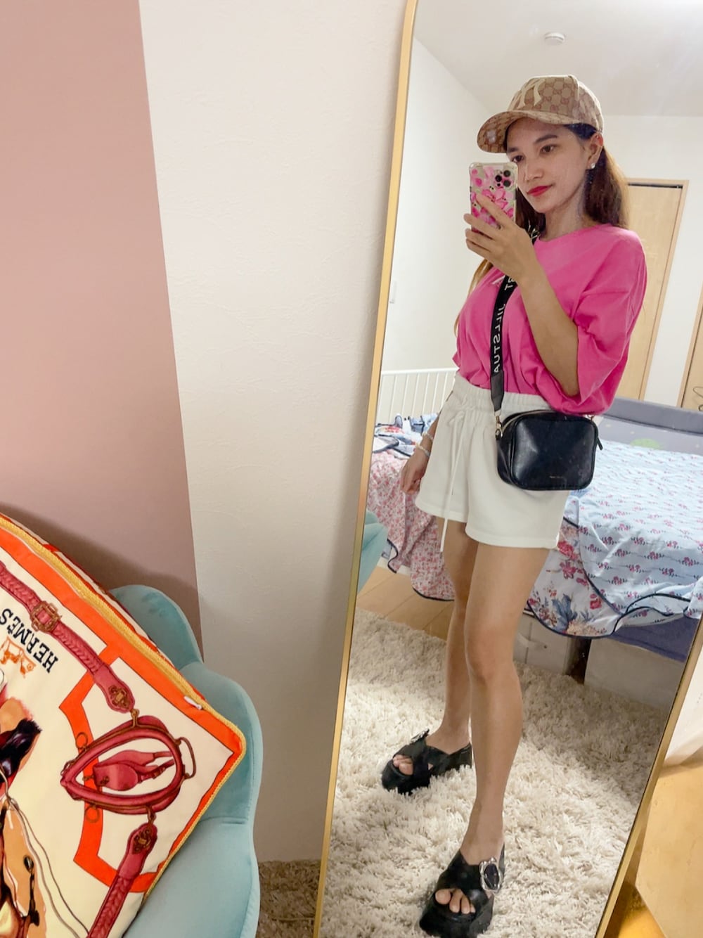 ピンク系のTシャツ/カットソー、グレー系のスウェットパンツ、ブラック系のバッグを着用したレディースの夏コーディネートの1枚目の写真